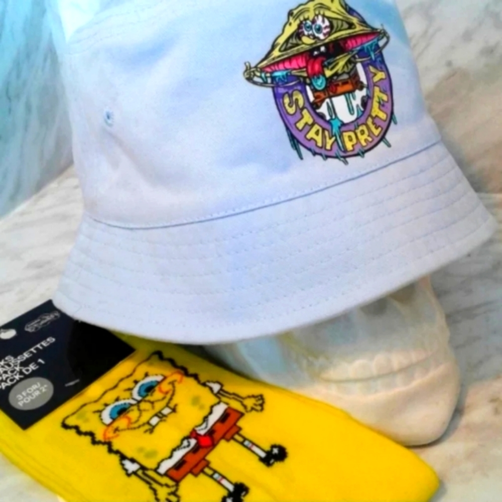 NWT Sponge-Bob REVERSIBLE BUCKET HAT cap and free socks mens womens unisex